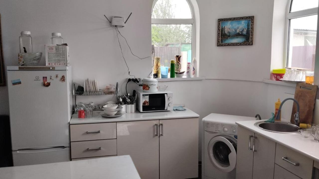 Nomadstan Capsule Hostel Каракол Экстерьер фото