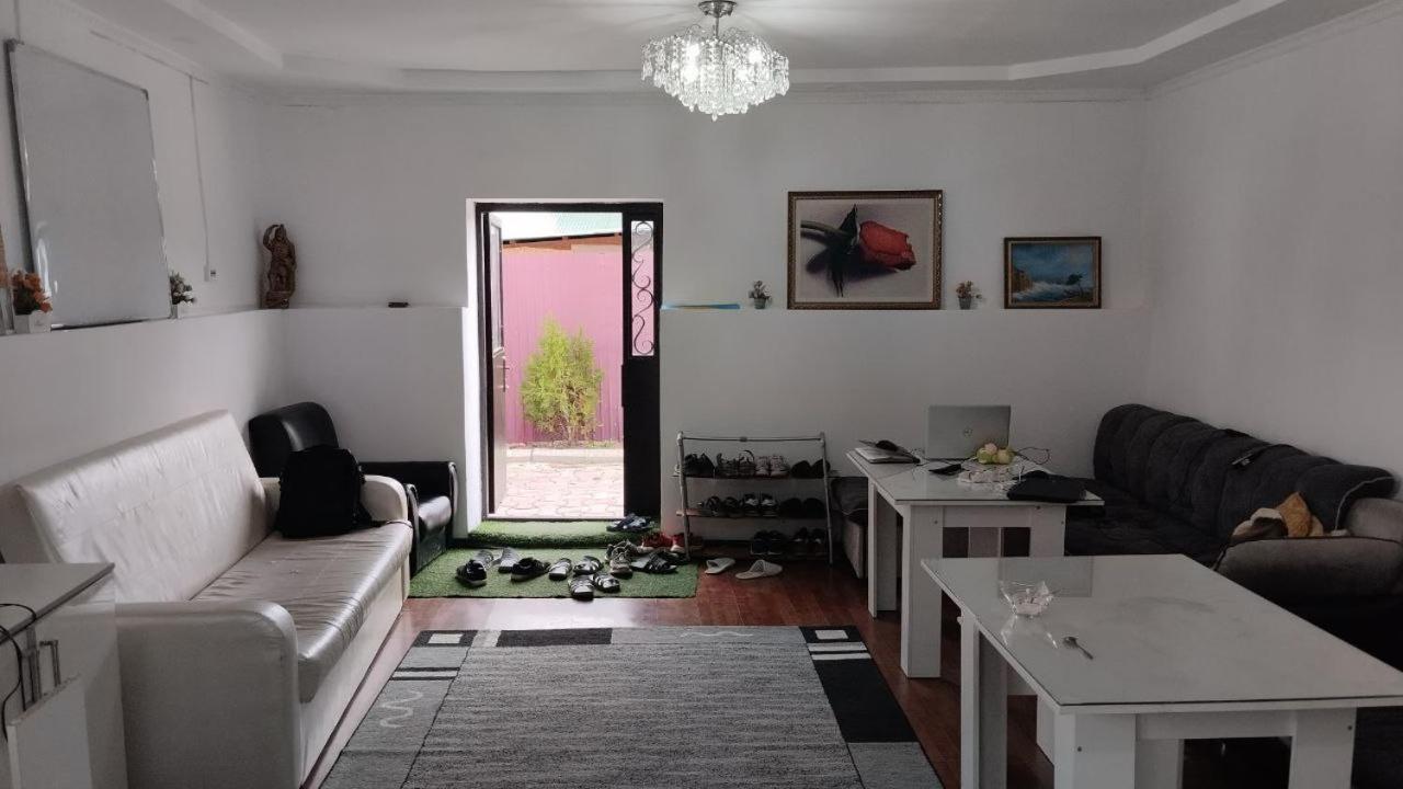 Nomadstan Capsule Hostel Каракол Экстерьер фото